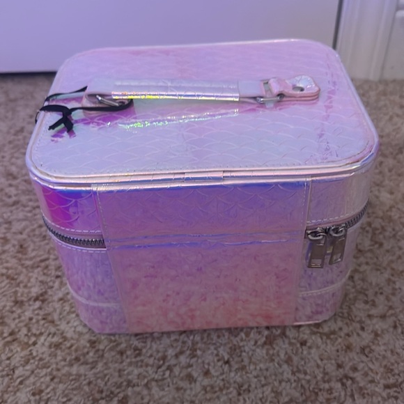 Beautiful travel makeup case (NWT)😍💜🩷🤍 - Picture 3 of 4